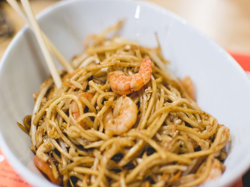 Tasty Hand-Pulled Noodles fideos fritos con gambas